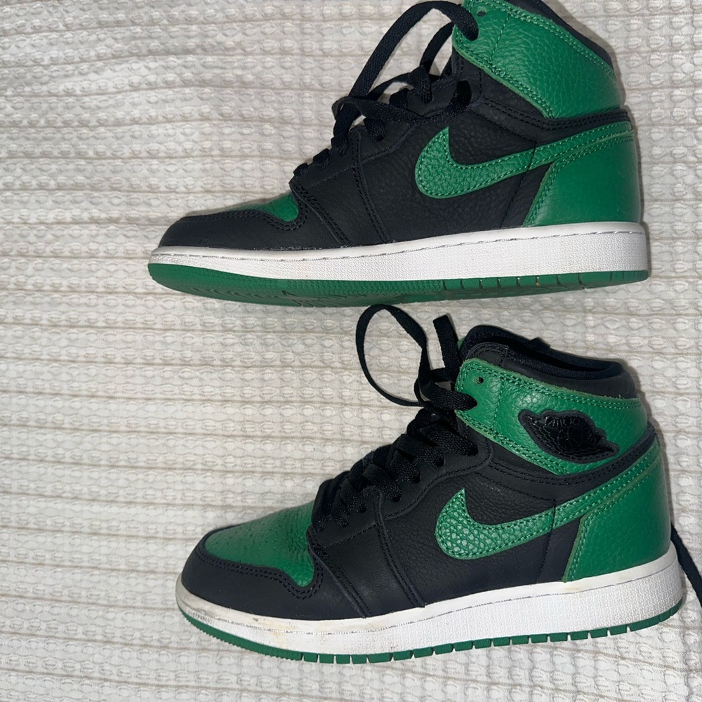Nike Black and Green Leather Sneakers